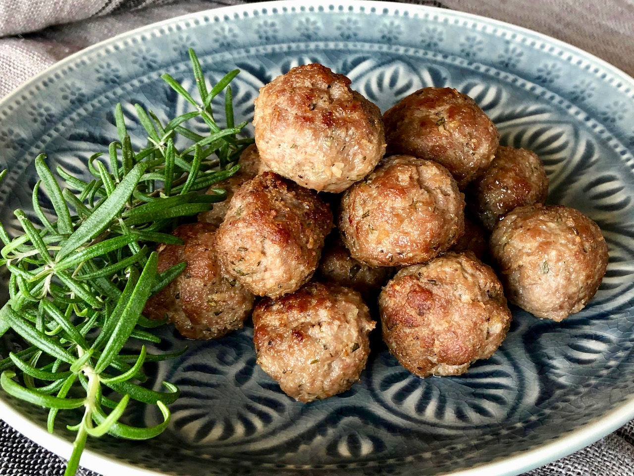 Lammköttbullar på ett fat