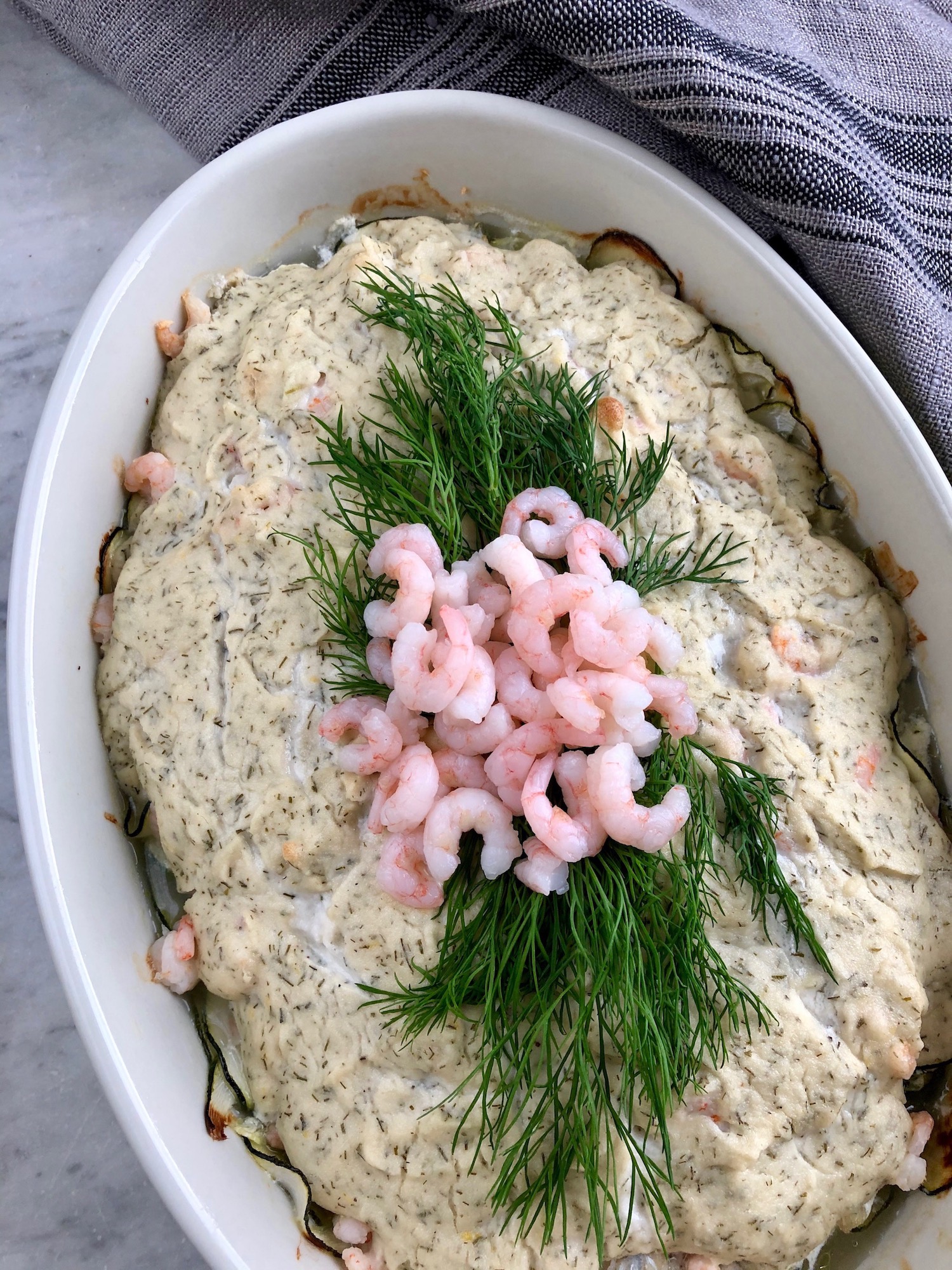 Fiskgratäng med räkor redo att avnjutas