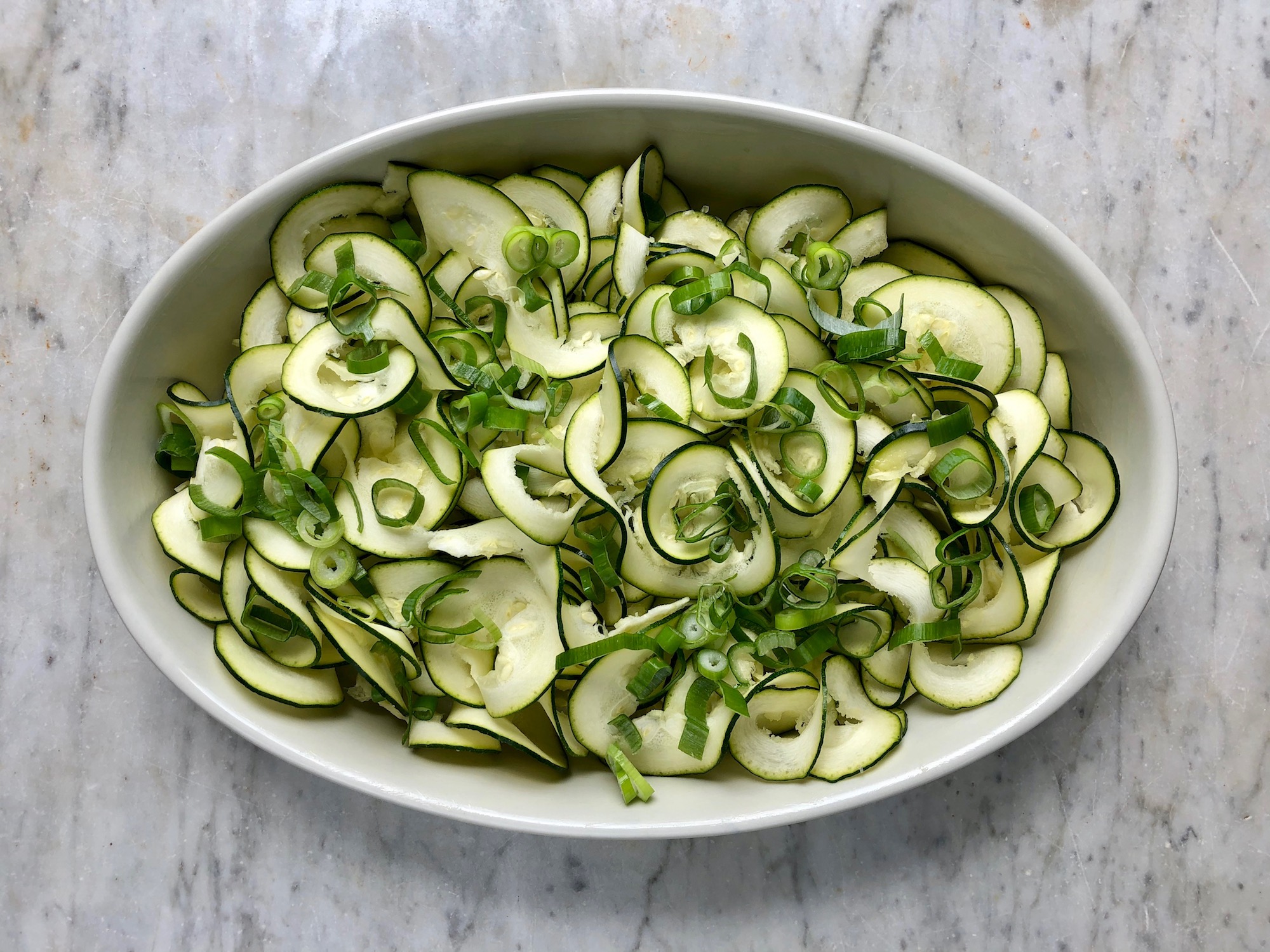 Zucchinipasta och salladslök