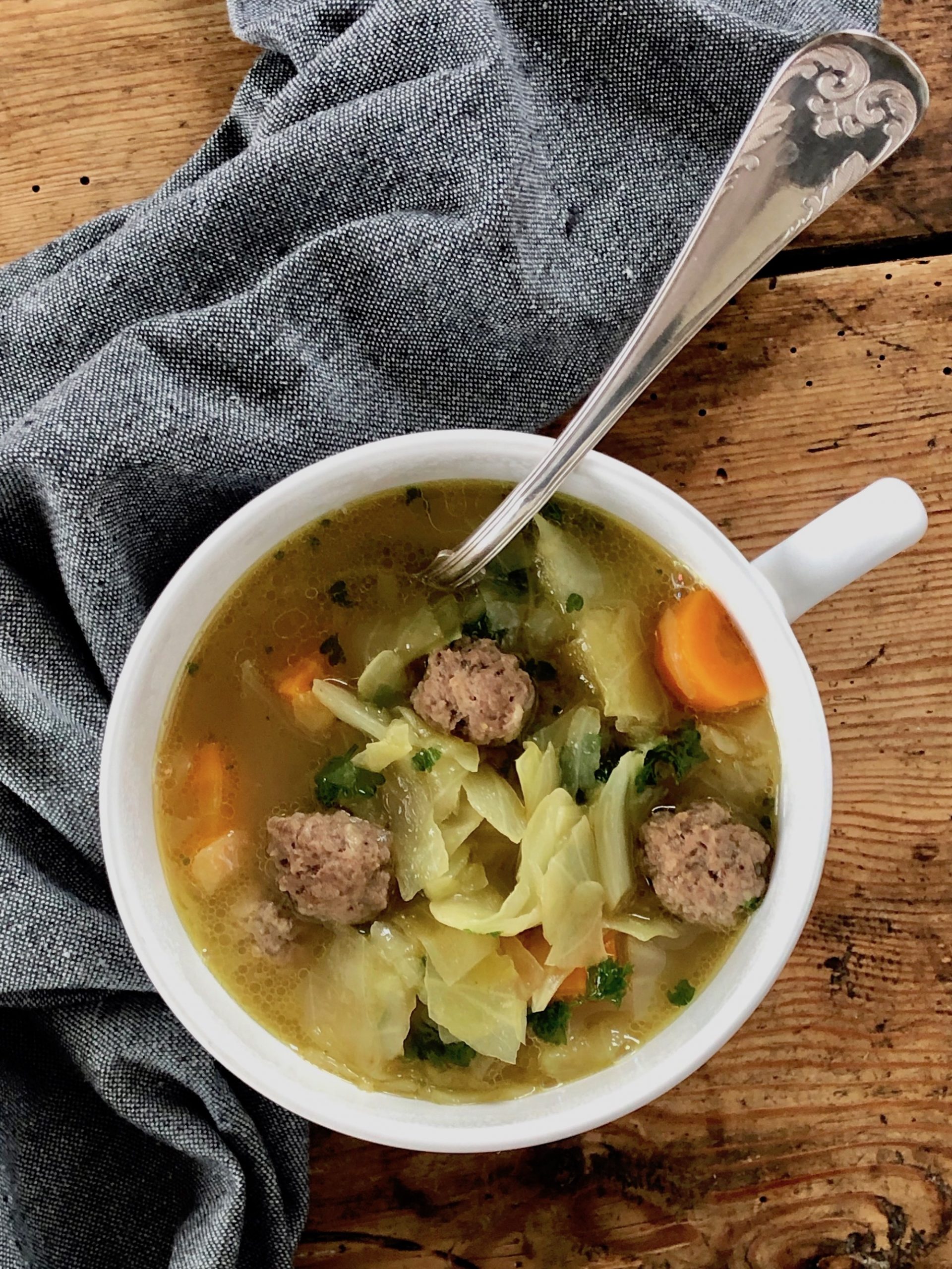 Värmande och god kålsoppa med frikadeller redo att avnjutas!