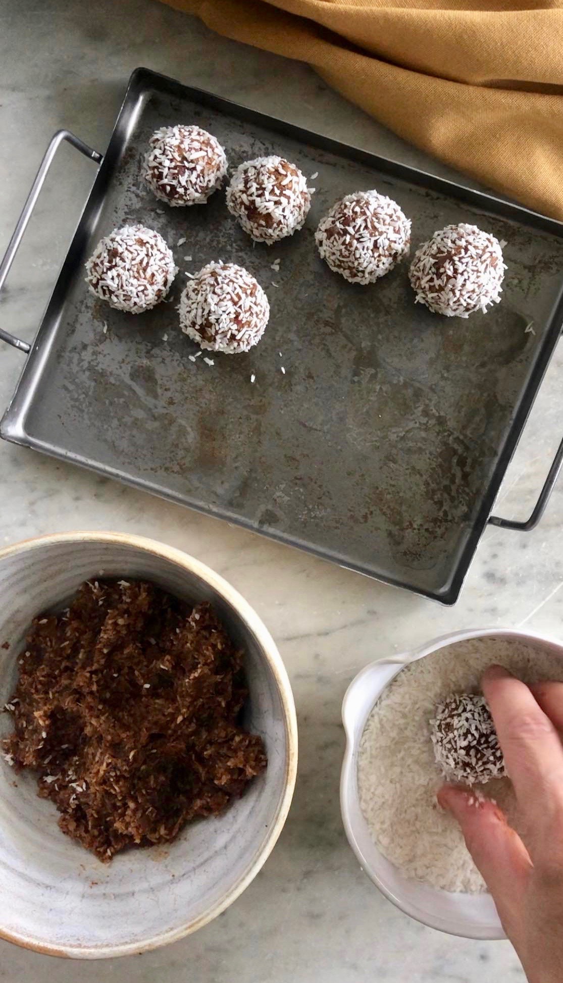 Raw ingefärskyssar som rullas i kokos